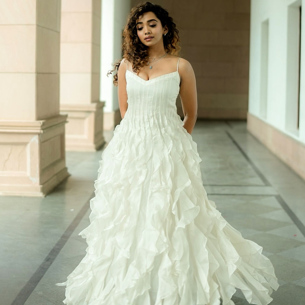 వారిలో శాన్వి మేఘన ఒకరు. శాన్వి మేఘన 1998 సెప్టెంబరు 12న హైదరాబాద్‌లో జన్మించింది. ఈ ముద్దుగుమ్మ 2019లో “సైరా నరసింహారెడ్డి” సినిమాతో తన సినీ జర్నీని ప్రారంభించింది. ఆ తర్వాత “పిట్ట కథలు” , “బిలాల్‌పూర్ పోలీస్ స్టేషన్”, “పుష్పక విమానం”, “మోస్ట్ ఎలిజిబుల్ బ్యాచ్‌లర్” వంటి చిత్రాల్లో నటించి ప్రేక్షకుల దృష్టిని ఆకర్షించింది.