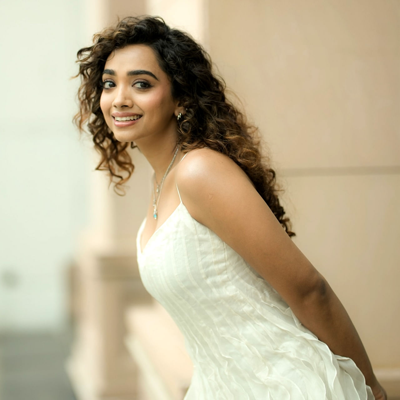 సినిమా ఇండస్ట్రీలో ఎన్ని సినిమాలు చేశాం అన్నది కాదు ఎంత క్రేజ్ తెచ్చుకున్నాం అనేది ముఖ్యం.. చాలా మంది హీరోయిన్స్ పదుల సంఖ్యలో సినిమాలు చేసినా అంతగా గుర్తింపు తెచ్చుకోరు. కానీ కొంతమంది భామలు మాత్రం ఒకే ఒక్క సినిమాతో ఓవర్ నైట్ లో స్టార్స్ గా మారిపోతున్నారు. ఇప్పటికే చాలా మంది యంగ్ బ్యూటీ తక్కువ సినిమాలతో పాపులర్ అయ్యి.. ఇప్పుడు బిజీ బిజీగా గడుపుతున్నారు.