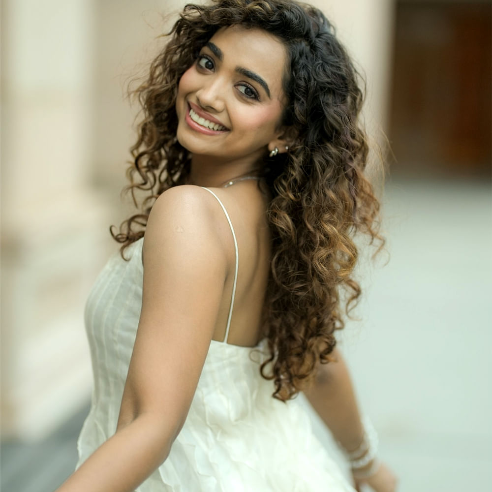 ఈ ముద్దుగుమ్మ సోషల్ మీడియాలో చాలా యాక్టివ్ గా ఉంటుంది. ఈ బ్యూటీ షేర్ చేసే ఫోటోలకు విపరీతమైన క్రేజ్ ఉంది. ఆ ముద్దుగుమ్మ షేర్ చేసిన ఫోటోలు నెట్టింట చక్కర్లు కొడుతున్నాయి. ఈ ఫోటోలకు కుర్రాళ్లు క్రేజీ కామెంట్స్ చేస్తున్నారు. 