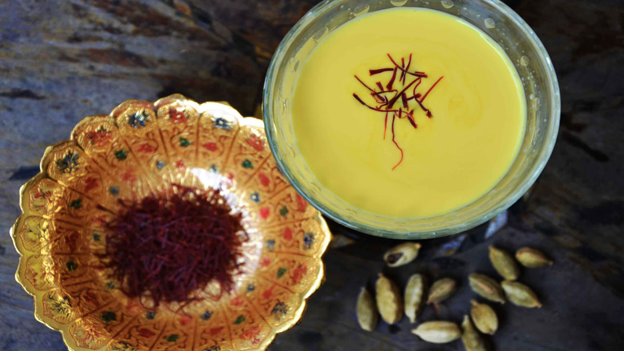 విటమిన్ ఇ.. కుంకుమపువ్వు పాలలో ఉండే విటమిన్ ఎ కంటి చూపును మెరుగుపరచడంలో సహాయపడుతుంది. ఇది చర్మాన్ని కూడా మెరుగుపరుస్తుంది.