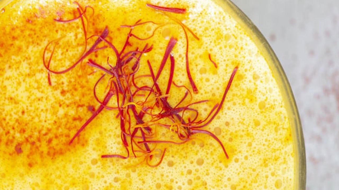 విటమిన్ బి12: కుంకుమపువ్వు పాలలో విటమిన్ బి12 పుష్కలంగా ఉంటుంది. ఇది శరీరంలో ఎర్ర రక్త కణాలను సృష్టిస్తుంది.