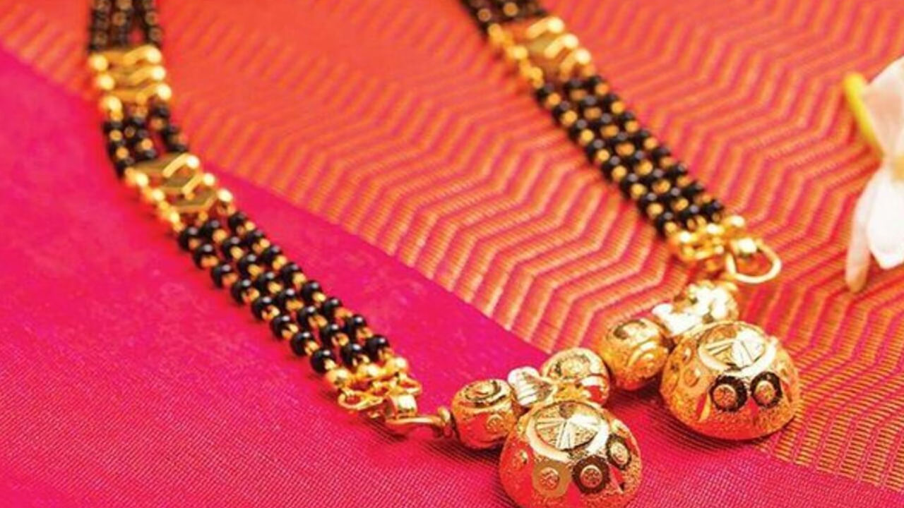 ఇక తాళిని ప్రతి మహిళ చాలా పవిత్రంగా భావిస్తుంది. అయితే తాళికి చాలా మంది మహిళలు సేఫ్టీ పిన్నులు ఉంచుతారు. ముఖ్యంగా అమ్మమ్మలు, నాన్నమ్మల మంగళ సూత్రాలకు తప్పకుండా పిన్నులు ఉంటాయి. కానీ ఇలా మంగళసూత్రానికి అస్సలే సేఫ్టీ పిన్నులు పెట్టకూడదంటున్నారు పండితులు. దీని వలన కలిగే సమస్యలు ఏవో ఇప్పుడు మనం చూద్దాం.