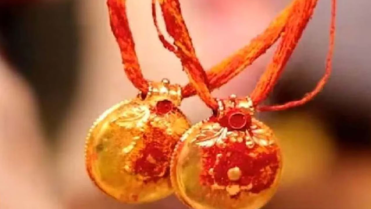 పవిత్రమైన మంగళసూత్రానికి సేఫ్టీ పిన్నులుపెట్టడం వలన ఇది భర్త పురోగతికి అడ్డంకిగా మారుతుందంట. అదే విధంగా తన ఆదాయానికి ఆటంకం కలిగిస్తుందని చెబుతున్నారు పండితులు. అందుకే ఎట్టి పరిస్థితుల్లో మహిళలు తమ మంగళసూత్రానికి సేప్టీపిన్నులు ధరించకూడదంట.