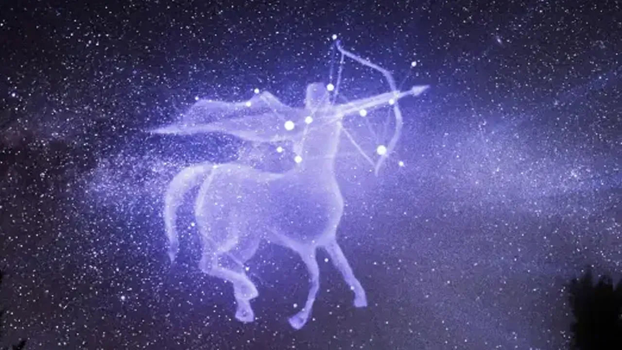 ధనుస్సు రాశి: సాహసాలను ఇష్టపడే ధనుస్సు రాశి వారికి ఈ రోజు ప్రత్యేక సమయం అవుతుంది. ఎందుకంటే జీవితంలో విజయ ద్వారాలు తెరుచుకుంటాయి. కెరీర్‌లో అడ్డంకులు తొలగిపోతాయి. డబ్బు సమస్యలు తొలగిపోతాయి. పనిలో సహోద్యోగులతో కోపతాపాలు తొలగిపోతాయి. మీ ప్రయత్నాలన్నీ విజయవంతమవుతాయి. ముఖ్యంగా కంపెనీ అభివృద్ధికి మీరు తీసుకునే ముఖ్యమైన నిర్ణయాలు, మీ కార్యాచరణ ప్రణాళికలు అద్భుతమైన ఫలితాలను ఇస్తాయి. మీ ప్రతిభకు తగిన గుర్తింపు, గౌరవాన్ని తెస్తాయి. చాలా కాలంగా పెండింగ్‌లో ఉన్న పనులు పూర్తవుతాయి. ముఖ్యంగా లోహ సంబంధిత పరిశ్రమలలో పనిచేసే వారు, అడ్డంకులను అధిగమించి మీ కెరీర్‌ను తదుపరి స్థాయికి తీసుకెళ్లే అవకాశం మీకు లభిస్తుంది. నిరుద్యోగులకు వారి నైపుణ్యాలకు అనుగుణంగా ఉద్యోగం పొందే అవకాశం కూడా లభిస్తుంది. కుటుంబ జీవితం ఆనందం, సంతృప్తితో నిండి ఉంటుంది. ఆర్థిక పరిస్థితి మీకు అనుకూలంగా ఉంటుంది. రుణ సమస్యలు తొలగిపోతాయి. మీ కోరికలు ఒక్కొక్కటిగా నెరవేరుతాయి!