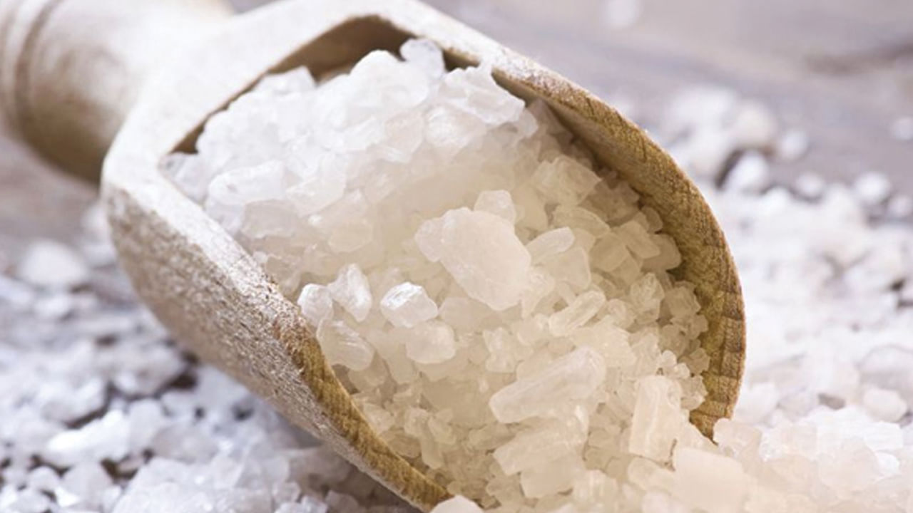 వాస్తు శాస్త్రం , జ్యోతిషశాస్త్రంలో ఉప్పును శక్తితో ముడిపడి ఉన్న ఒక మూలకంగా వర్ణించారు. ఇది ఇల్లు, జీవితంపై తీవ్ర ప్రభావాన్ని చూపుతుంది.
ఉప్పును ప్రతికూల శక్తులను తొలగించడానికి, సానుకూల శక్తిని పెంచడానికి ఉపయోగిస్తారు.