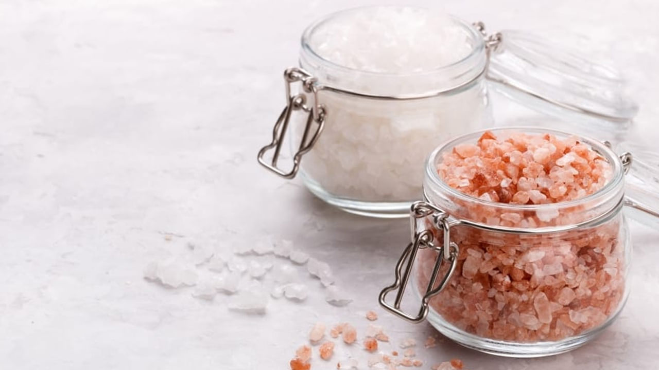 వాస్తు ప్రకారం ఇంట్లో ఉప్పు నీటితో నేల తుడుచుకోవడం, మూలల్లో ఉప్పు గిన్నెలు పెట్టడం, ప్రధాన ద్వారం వద్ద ఉప్పు మూట వేలాడదీయడం వంటివి చేస్తారు.వాస్తు ప్రకారం ఉప్పును సరైన స్థలంలో దిశలో ఉంచడం ముఖ్యం. అప్పుడే ఉప్పు చుట్టుపక్కల శక్తిని సమతుల్యం చేస్తుంది.