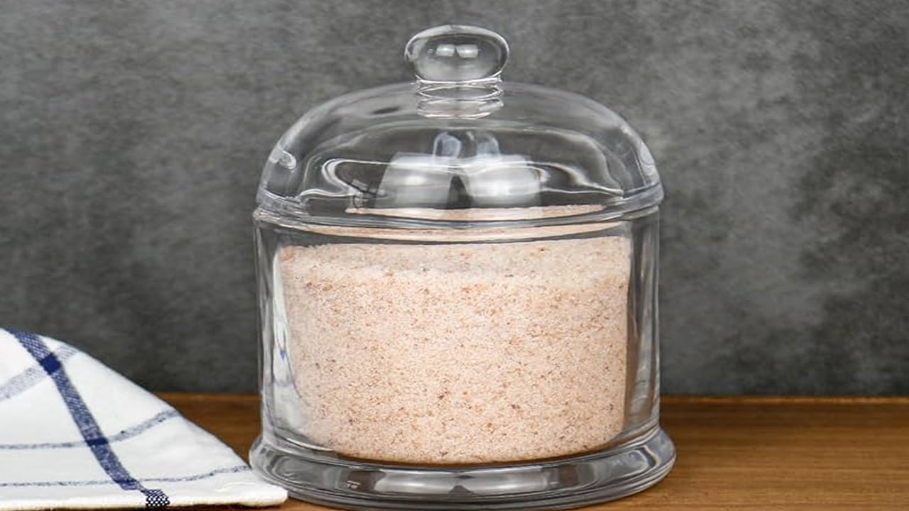 జ్యోతిషశాస్త్రంలో ఉప్పు చంద్రుడు, శనితో సంబంధం కలిగి ఉంటుందని నమ్ముతారు. సరిగ్గా నిల్వ చేస్తే అది ఇంట్లో శుభ శక్తి స్థిరమైన ప్రవాహాన్ని నిర్వహిస్తుంది. ఉప్పును ఎల్లప్పుడూ గాజు, సిరామిక్ లేదా ఉక్కు మూత ఉన్న పాత్రలో నిల్వ చేయాలని వాస్తు నిపుణులు అంటున్నారు. ఇలా చేయడం వల్ల ఇంటికి ఆనందం , శ్రేయస్సు వస్తుంది. ఆర్థిక ఇబ్బందులు తొలగిపోతాయి. అయితే ఇనుము లేదా అల్యూమినియం పాత్రలలో ఉప్పును నిల్వ చేయడం వల్ల దురదృష్టకరమైన ప్రభావం ఉంటుంది. ఇది ఉద్రిక్తత, సంఘర్షణ , ఆర్థిక నష్టానికి దారితీస్తుంది.