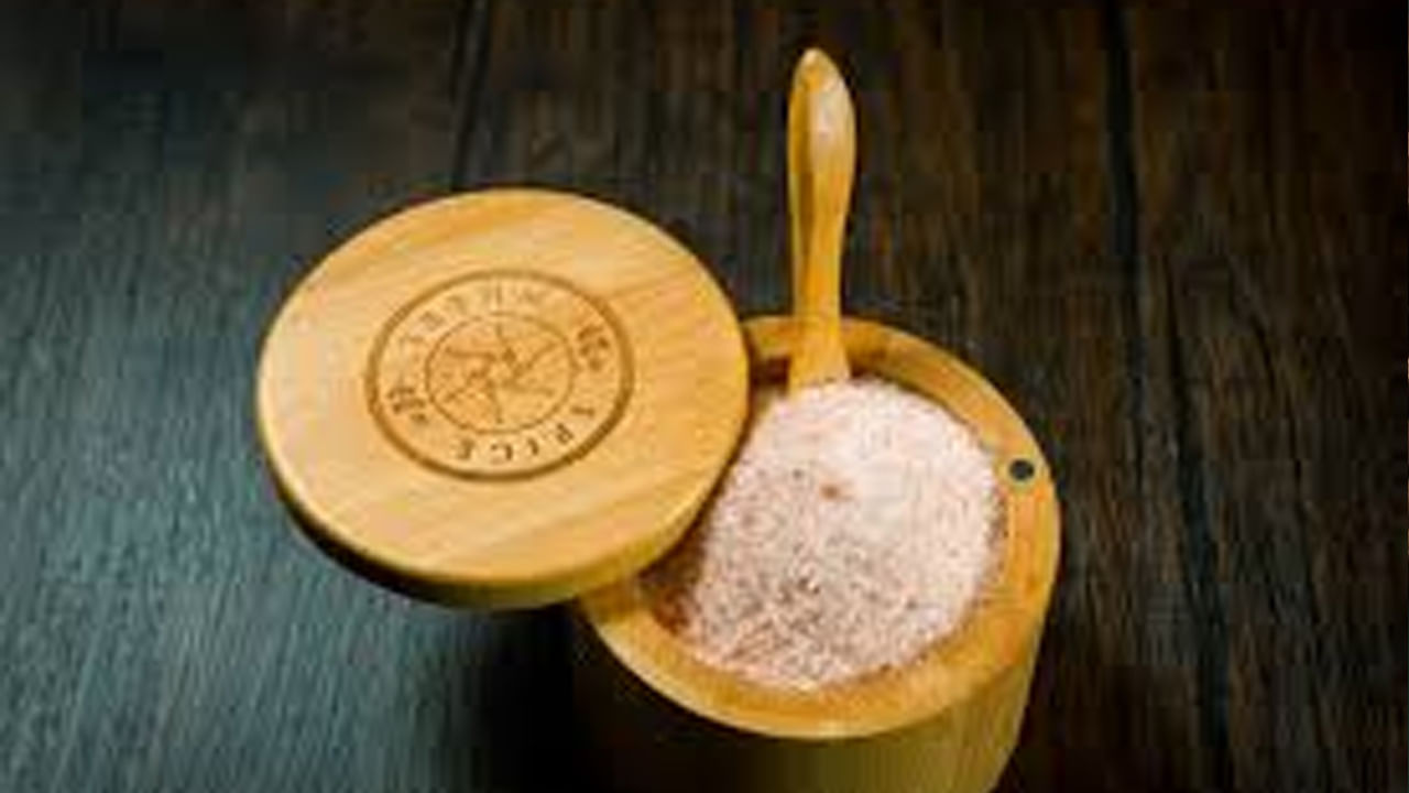 అయితే ఉప్పుని నిల్వ చేసే విషయంలో కూడా తప్పనిసరిగా కొన్ని నియమాలు పాటించాలని సూచిస్తున్నారు. తెరిచి ఉన్న పాత్రలో ఉప్పు నిల్వ చేయడం వల్ల ప్రతికూల శక్తి ఆకర్షిస్తుందని చెబుతారు. దీని ఫలితంగా కుటుంబ కలహాలు, విడిపోవడం , ఆర్థిక సంక్షోభం ఏర్పడతాయి.