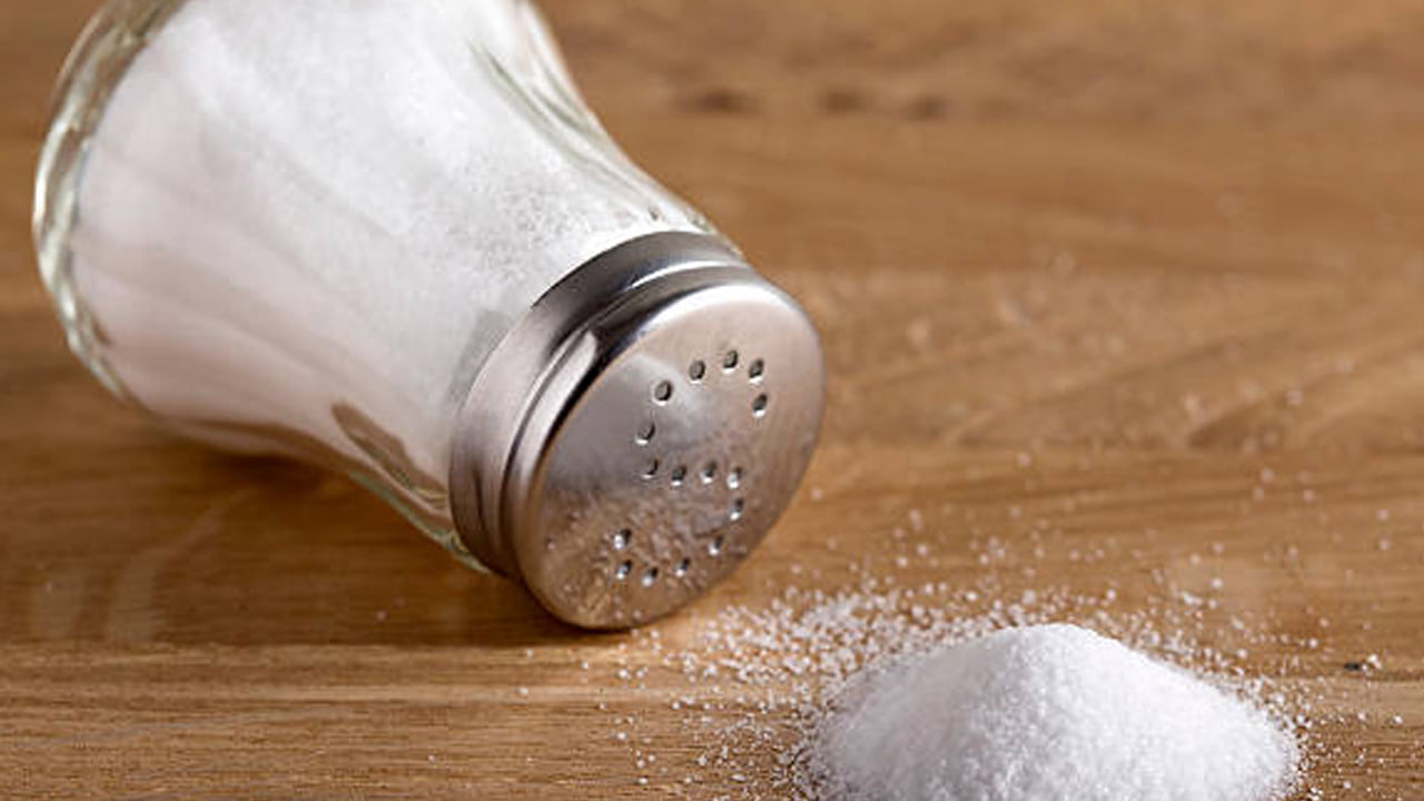 ఉప్పు కేవలం రుచినిచ్చే పదార్థం మాత్రమే కాదు..జీవిత దిశ, స్థితిని ప్రభావితం చేసే శక్తి కూడా దీనికి ఉంది. సరైన స్థలంలో లేదా కంటైనర్లో నిల్వ చేస్తే అది ఇంట్లో శాంతి, శ్రేయస్సు , సామరస్యాన్ని కాపాడుతుంది. అయితే నిర్లక్ష్యంగా నిల్వ చేసిన ఉప్పు ప్రతికూల పరిస్థితులను సృష్టించగలదు.