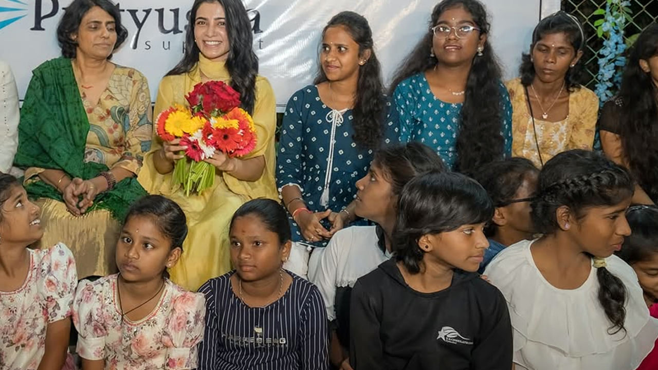 ఈ సందర్భంగా చిన్నారులందరికీ గిఫ్ట్ లు కూడా అందజేశారు. ఇందుకు సంబంధించిన ఫొటోలను సోషల్ మీడియాలో షేర్ చేసిన సామ్ నిన్నటి సాయంత్రం చాలా ఆనందంగా గడిచిందని ఎమోషనలైంది.