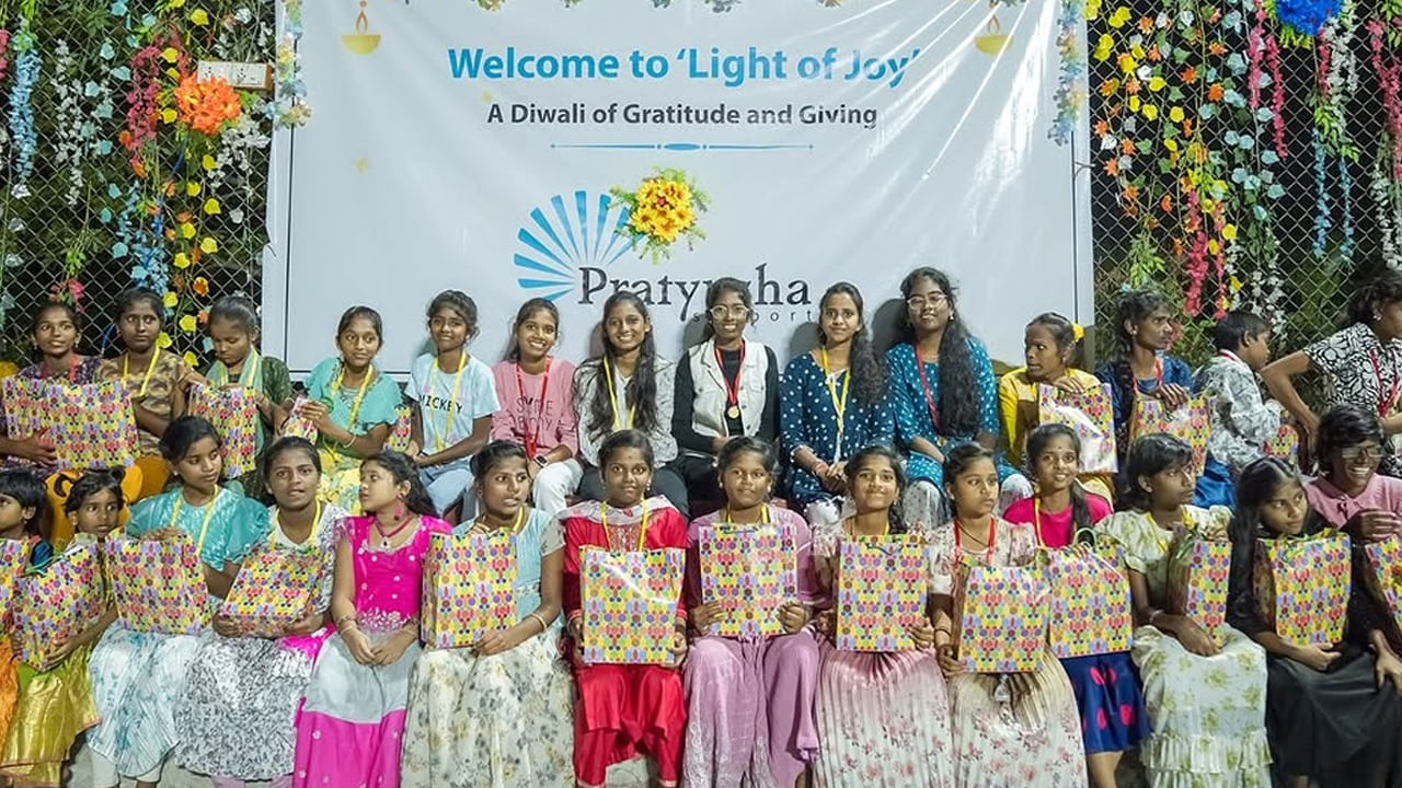 ప్రస్తుతం సమంత దీపావళి సెలబ్రేషన్స్ ఫొటోలు సామాజిక మాధ్యమాల్లో వైరల్ గా మారాయి. వీటిని చూసిన సినీ అభిమానులు, నెటిజన్లు సమంతను అభినందిస్తున్నారు.