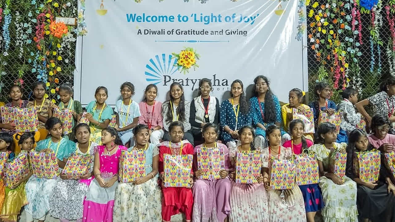  ప్రస్తుతం సమంత దీపావళి సెలబ్రేషన్స్ ఫొటోలు సామాజిక మాధ్యమాల్లో వైరల్ గా మారాయి. వీటిని చూసిన సినీ అభిమానులు, నెటిజన్లు సమంతను అభినందిస్తున్నారు. 