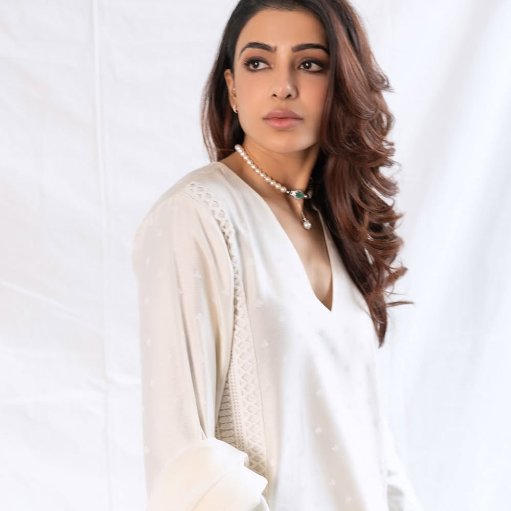 సమంత.. చాలా కాలం తర్వాత తిరిగి సినిమాల్లో యాక్టివ్ అయ్యారు. ఈ క్రమంలో తాజాగా ఓ ఇంటర్వ్యూలో పాల్గొన్న ఆమె ఆసక్తికర కామెంట్స్ చేశారు. సామ్ మాట్లాడుతూ.. "నా జీవితంలో జరిగిన ప్రతి చిన్న విషయం అందరికీ తెలుసు. ఏది జరిగినా అది ప్రజల సమక్షంలోనే జరిగింది. విడాకుల విషయంలో కానీ, ఆరోగ్యం విషయం కానీ అన్ని పబ్లిక్ గానే జరిగాయి. "