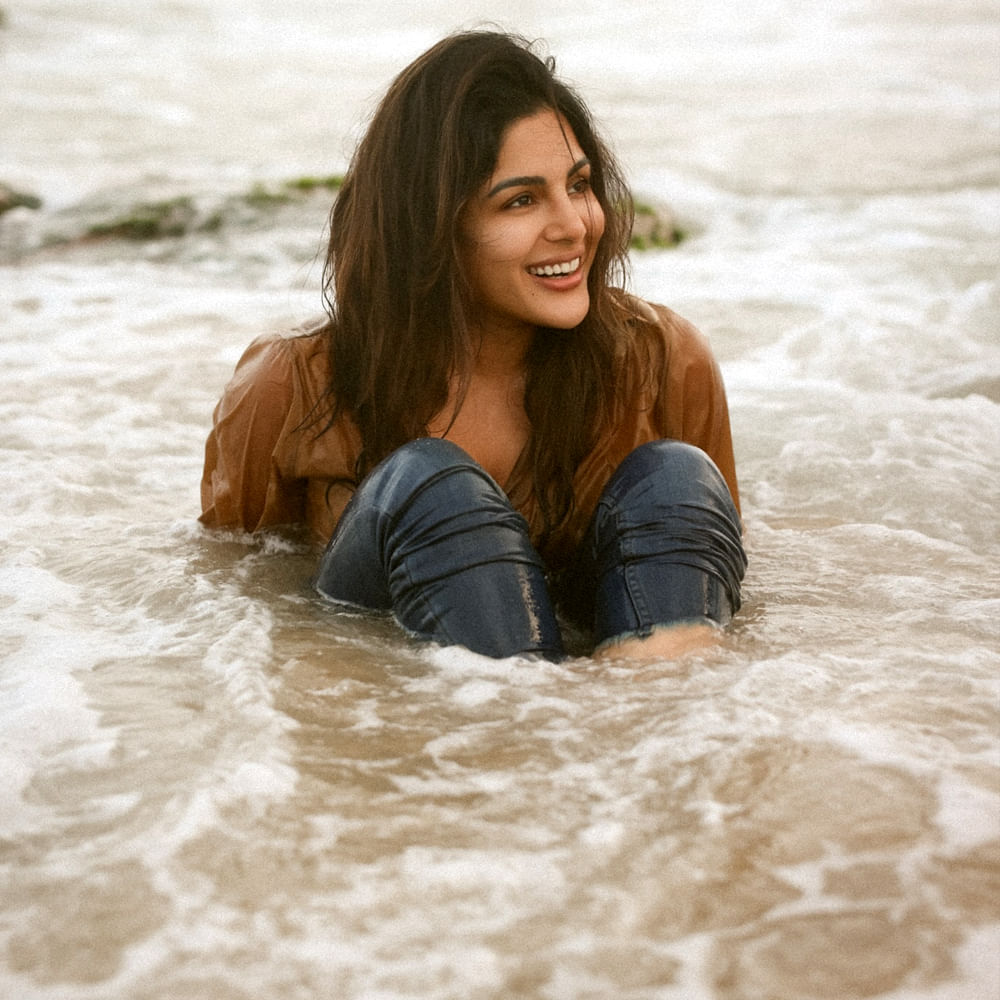 పవర్ స్టార్ పవన్ కళ్యాణ్ ప్రధాన పాత్రలో నటించిన భీమ్లా నాయక్ సినిమాతో తెలుగు తెరకు పరిచయమైంది సంయుక్త మీనన్. ఇందులో సెకండ్ హీరోయిన్గా కనిపించిన ఈ ముద్దుగుమ్మ.. ఫస్ట్ మూవీతోనే అందరి దృష్టిని ఆకర్షించింది. అందం, అభినయంతో కట్టిపడేసింది ఈ వయ్యారి. దీంతో తెలుగులో ఈ అమ్మడుకు వరుస అవకాశాలు క్యూ కట్టాయి.