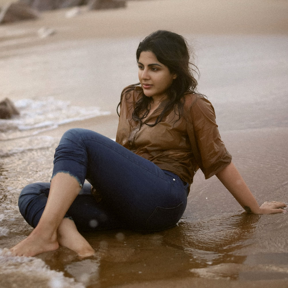 ఈ బ్యూటీ చేతిలో కేవలం ఒక్క సినిమా మాత్రమే ఉంది. ఈ క్రమంలో తాజాగా మరో క్రేజీ ఛాన్స్ కొట్టేసింది. సంయుక్త మీనన్ తాజాగా మరో బంపర్ ఆఫర్ కొట్టేసింది. మెగాస్టార్ చిరంజీవి ప్రస్తుతం వరుస సినిమాలతో బిజీగా ఉన్నారు. ఇప్పటికే విశ్వంభర షూటింగ్ కంప్లీట్ చేసిన చిరు.. ఇప్పుడు డైరెక్టర్ అనిల్ రావిపూడి దర్శకత్వంలో కొత్త ప్రాజెక్ట్ చేస్తున్న సంగతి తెలసిందే.