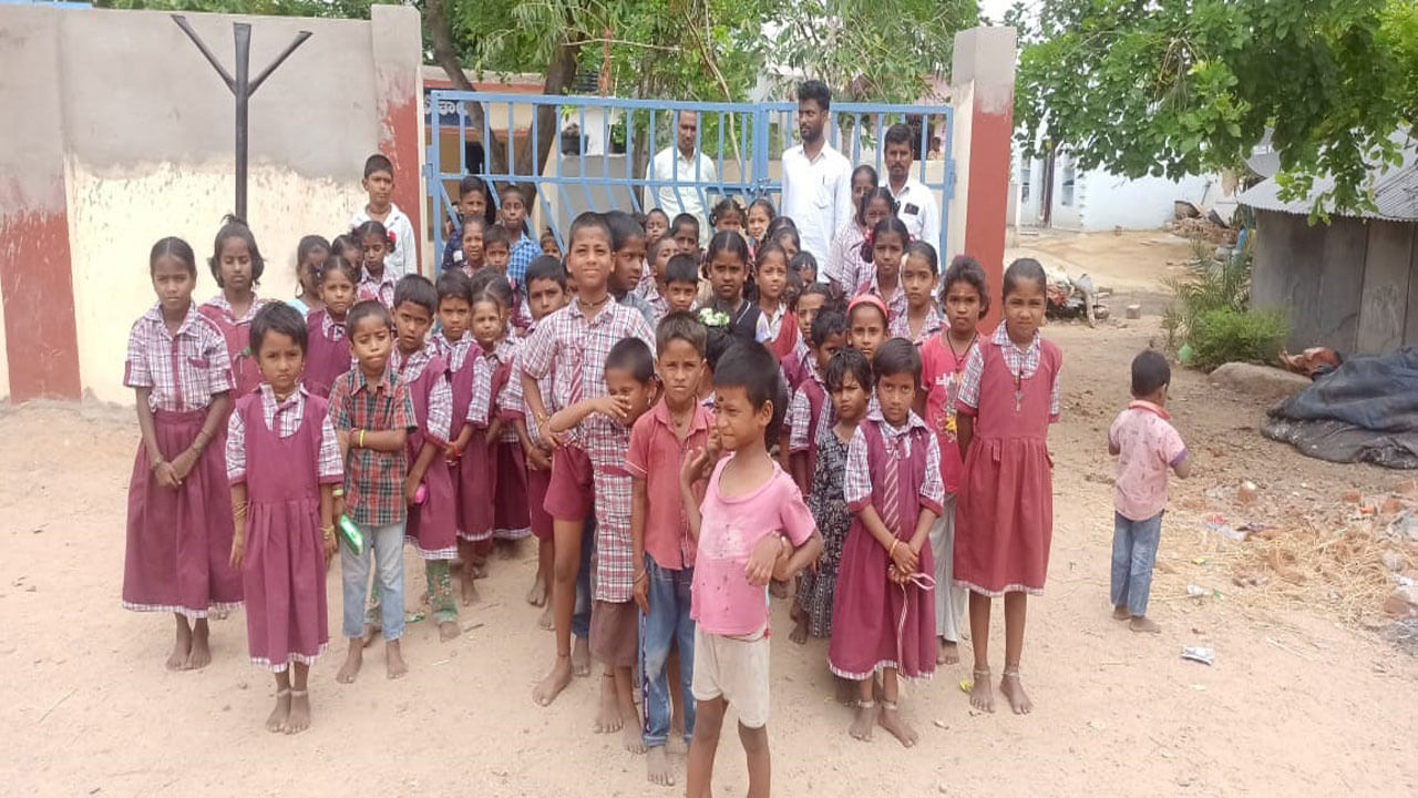 Telangana: పండుగ వేళ స్కూల్ పిల్లలకు గుడ్ న్యూస్ చెప్పిన తెలంగాణ సర్కార్..