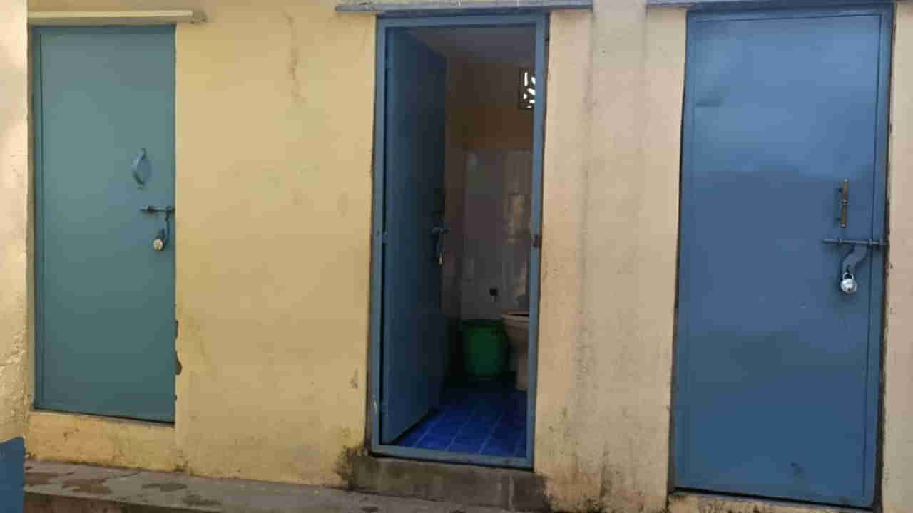 Telangana: స్కూల్లో అమ్మాయిల బాత్రూంలో మెరుస్తూ కనిపించిన పరికరం.. ఏంటా అని చూడగా