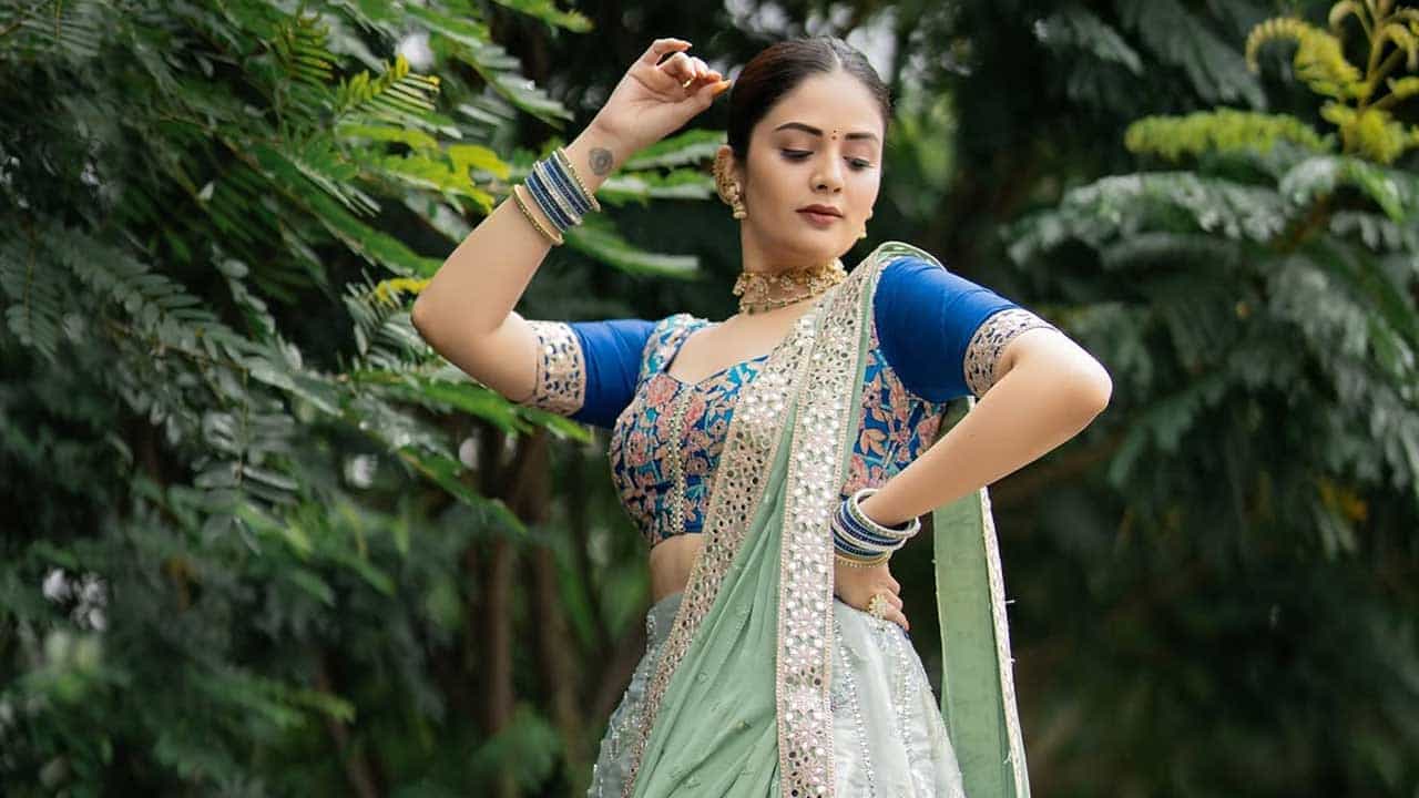 శ్రీముఖి గురించి ఎంత చెప్పినా తక్కువే. అందం, అభినయం ఈ ముద్దుగుమ్మ సొంతం. ఈ బ్యూటీ 1993 మే 10 తెలంగాణలోని నిజమాబాద్ జిల్లాలో జన్మించింది. ఈ బ్యూటీ గ్రాడ్యుయేషన్ పూర్తి చేసింది.