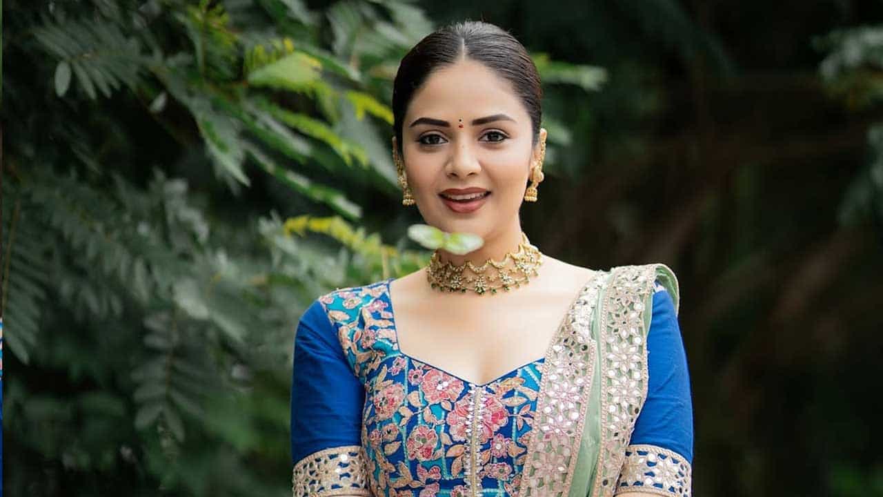 ముఖ్యంగా ప్రేమ ఇష్క్ కాదల్ అనే సినిమాతో హీరోయిన్గా పరిచయమైంది. తర్వాత చాలా సినిమాల్లో నటించి తన నటనతో మంచి గుర్తింపు సంపాదించుకుంది. ఇలా ఓ వైపు సినిమాలు, మరో వైపు షోలు చేస్తూ ఫుల్ బిజీగా గడిపేస్తుంది.