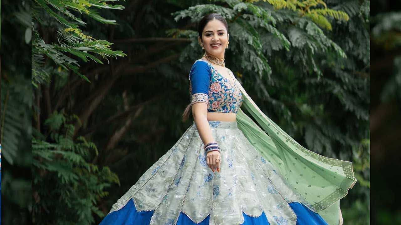 ఇక ఇటీవల బిగ్ బాస్ అగ్నీ పరీక్షలో యాంకరింగ్ చేసిన విషయం తెలిసిందే. అయితే ఎప్పుడూ సోషల్ మీడియాలో చాలా యాక్టివ్గా ఉండే ఈ చిన్నది తాజాగా బ్లూ కలర్ పరికిణిలో తన అంద చందాలతో ప్రతి ఒక్కరినీ ఆకట్టుకుంది. ప్రస్తుతం దీనికి సంబంధించిన ఫొటోస్ నెట్టింట తెగ వైరల్ అవుతున్నాయి.