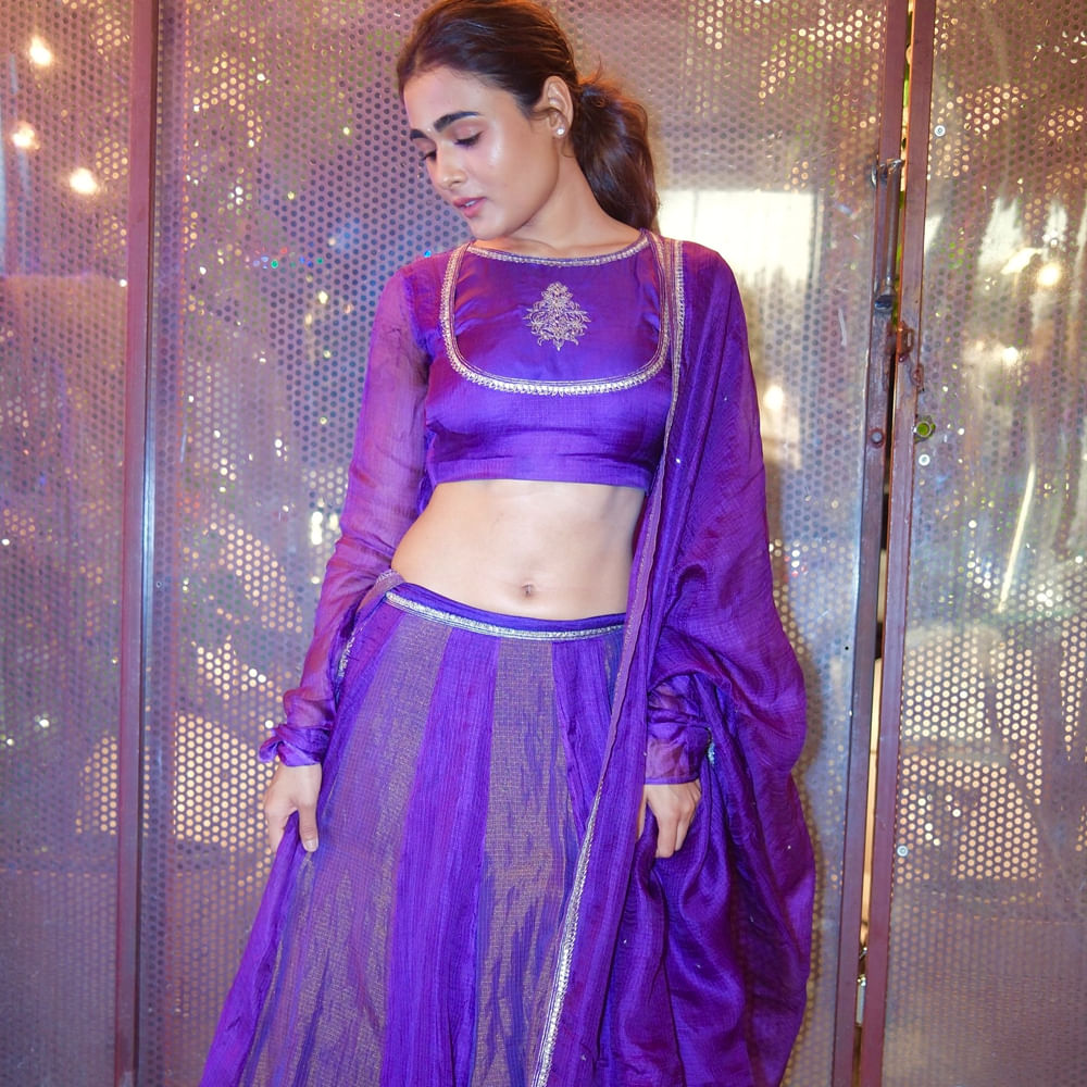 తన అందాలతో కుర్రాళ్లకు గాలాలు వేస్తుంది. అందాలు ఆరబోస్తూ ఫోటోలకు ఫోజులిస్తుంది. అందం , అభినయం ఉన్న ఈ అమ్మడిని అవకాశాలు మాత్రం వరించడం లేదు. ఇక నెట్టింట ఈ బ్యూటీ షేర్ చేసే ఫోటోలకు భారీ డిమాండ్ ఉంటుంది. నెటిజన్స్ ఈ బ్యూటీ ఫోటోల పై క్రేజీ కామెంట్స్ చేస్తున్నారు.