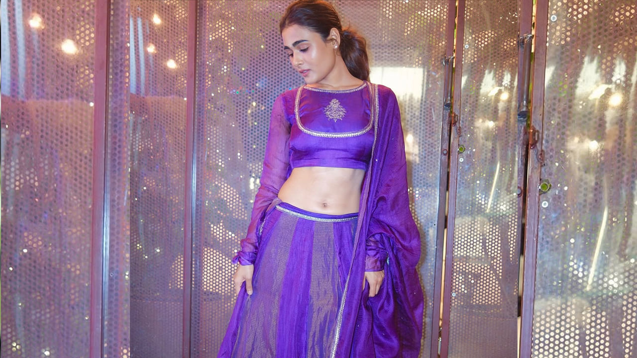 బ్యూటీ షాలిని పాండే గురిచి ప్రత్యేకంగా చెప్పాల్సిన పని లేదు. అందం, అభినయం ఈ ముద్దుగుమ్మ సొంతం.  ఈ చిన్నది షాలిని కంటే ప్రీతిగానే చాలా మందికి పరిచయం. ఈ బ్యూటీ సందీప్ రెడ్డి వంగా దర్శకత్వంలో విజయ్ దేవర కొండ సరసన అర్జున్ రెడ్డి సినిమాలో నటించి మెప్పించింది. ఈ మూవీలో ప్రీతి పాత్రలో తన నటనతో అదరగొట్టిందనే చెప్పాలి.