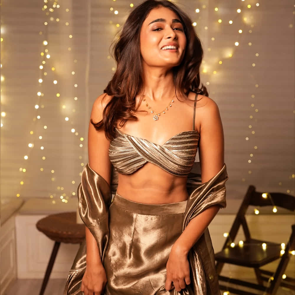 ఇంజనీరింగ్ చదువుతున్న రెండవ సంవత్సరం నుంచే ఆమె నాటకాల్లో నటించడం ప్రారంభించింది. షాలిని పాండే 2017లో విజయ్ దేవరకొండ నటించిన తెలుగు చిత్రం అర్జున్ రెడ్డి ద్వారా సినీరంగంలోకి అడుగుపెట్టింది. ఈ చిత్రంలో ఆమె ప్రీతి అనే పాత్రలో నటించి ప్రేక్షకుల ప్రశంసలు అందుకుంది.
