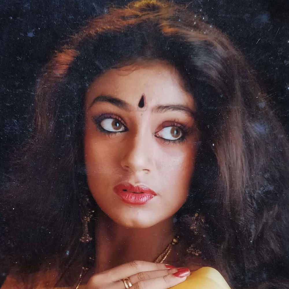 శోభన.. సీనియర్ హీరోయిన్. అందమైన కళ్లు.. అద్భుతమైన డ్యాన్స్, సహజ నటనతో కట్టిపడేసింది. ఒకప్పుడు సీనియర్ హీరోలకు జోడిగా నటించిన శోభన.. ఇప్పుడు క్యారెక్టర్ ఆర్టిస్టుగా చేస్తుంది. మరోవైపు సొంతం శాస్త్రీయ నృత్యం నేర్పిస్తుంది. ప్రస్తుతం ఆమె వయసు 54 సంవత్సరాలు. ఇప్పటికీ పెళ్లి చేసుకోకుండా ఒంటరిగా జీవిస్తుంది.