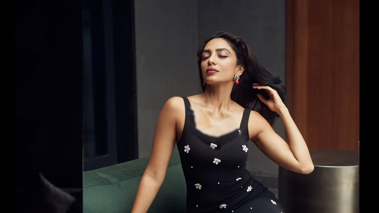 నాగచైతన్యతో ప్రేమలో ఉన్నదంటూ అనేక వార్తలు వచ్చాయి. ఎట్టకేలకు అవే నిజం చేస్తూ.. నాగచైతన్య, శోభితా మూడు ముళ్ల బంధంతో ఒక్కటైన విషయం తెలిసిందే. ఇక ఈ బ్యూటీ పెళ్లి తర్వాత తన లుక్ మొత్తం మార్చేసింది. ఎప్పుడూ ట్రెడిషనల్ లుక్ లో కనిపించి అందరినీ ఆకట్టుకుంది.