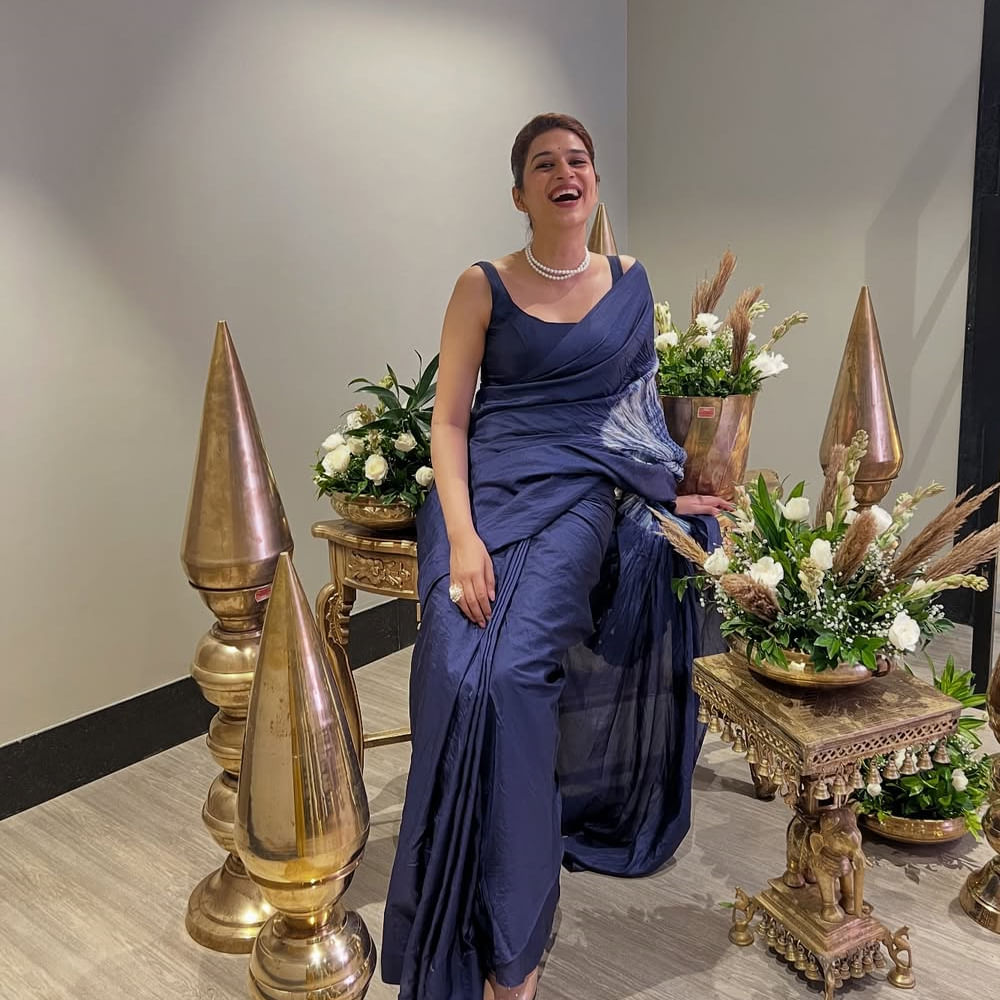 40 ఏళ్లకు చేరువలో ఉన్న ఈ వయ్యారి.. చెక్కు చెదరని గ్లామర్ సొగసులతో కుర్రాళ్ల గుండెల్లో సెగలు రేపుతున్నారు. దసరా ఫెస్టివల్ సందర్భంగా ఈ అమ్మడు షేర్ చేసిన ఫోటోస్ తెగ వైరలవుతున్నాయి. చీరకట్టులోమరింత అందంగా కనిపిస్తూ కవ్విస్తుంది ఈ అమ్మడు. 