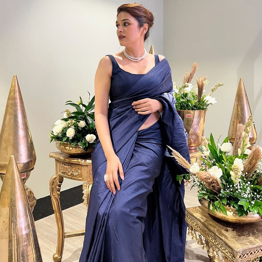 తాజాగా నేవీ బ్లూ కలర్ శారీలో ఈ అమ్మడు షేర్ చేసిన ఫోటోస్ తెగ ఆకట్టుకుంటున్నాయి. సింపుల్ చీరకట్టులో.. స్టైలీష్ గా కనిపిస్తూ మెస్మరైజ్ చేస్తుంది ఈ వయ్యారి. తెలుగులో మంచి సినిమా అవకాశాలే అందుకుంది. విభిన్న పాత్రలలో కనిపించి మంచి మార్కులు కొట్టేసింది. 