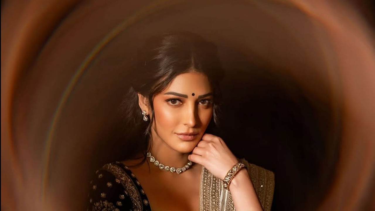 గబ్బర్ సింగ్ మూవీ తర్వాత ఈ అమ్మడుకు లక్కు కలిసి వచ్చిందనే చెప్పాలి. వరసగా టాలీవుడ్ స్టార్ హీరోల అందరి సరసన నటించ ఛాన్స్ కొట్టేసింది. అంతే కాకుండా వరసగా బ్లాక్ బస్టర్స్ అందుకుంటూ, టాలీవుడ్నే ఏలేసింది కొన్ని రోజులు. పాన్ ఇండియా లెవల్లో సినిమాలు చేస్తూ పాన్ ఇండియా బ్యూటీగా క్రేజ్ సొంతం చేసుకుంది.