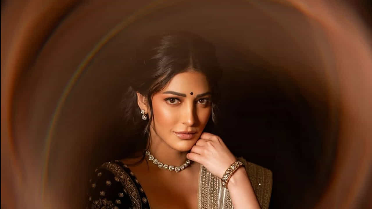 గబ్బర్ సింగ్ మూవీ తర్వాత ఈ అమ్మడుకు లక్కు కలిసి వచ్చిందనే చెప్పాలి. వరసగా టాలీవుడ్ స్టార్ హీరోల అందరి సరసన నటించ ఛాన్స్ కొట్టేసింది. అంతే కాకుండా వరసగా బ్లాక్ బస్టర్స్ అందుకుంటూ, టాలీవుడ్నే ఏలేసింది కొన్ని రోజులు. పాన్ ఇండియా లెవల్లో సినిమాలు చేస్తూ పాన్ ఇండియా బ్యూటీగా క్రేజ్ సొంతం చేసుకుంది.