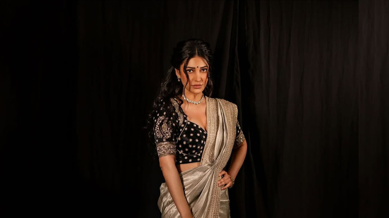 ఇక ఎప్పుడూ సోషల్ మీడియాలో చాలా యాక్టివ్గా ఉండే ఈ చిన్నది, తాజాగా చీర కట్టులో అందంగా ఉన్న ఫొటోలను తన అభిమానులతో పంచుకుంది. ప్రస్తుం దీనికి సంబంధించిన ఫొటోస్ నెట్టింట తెగ వైరల్ అవుతున్నాయి.