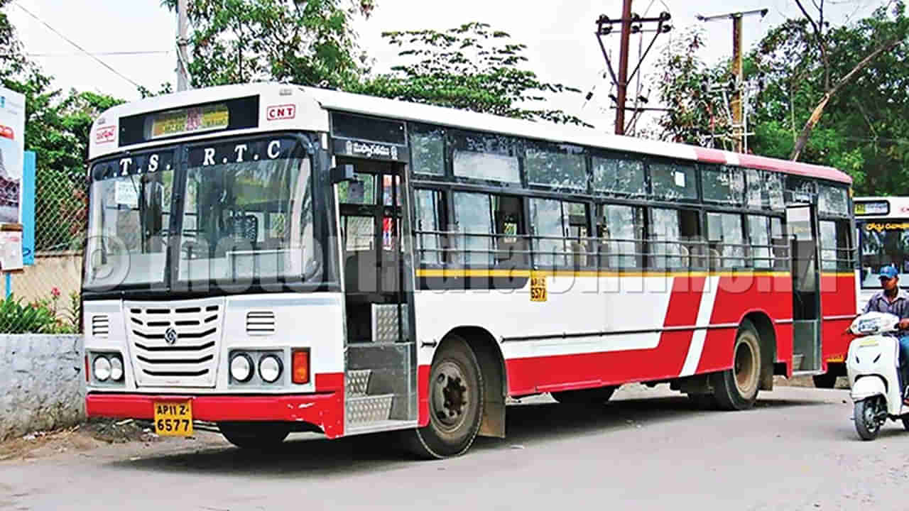 Watch Video: దారుణం.. చూస్తుండగానే ఆర్టీసీ బస్సు కింద పడి వ్యక్తి ఆత్మహత్య.. వీడియో వైరల్