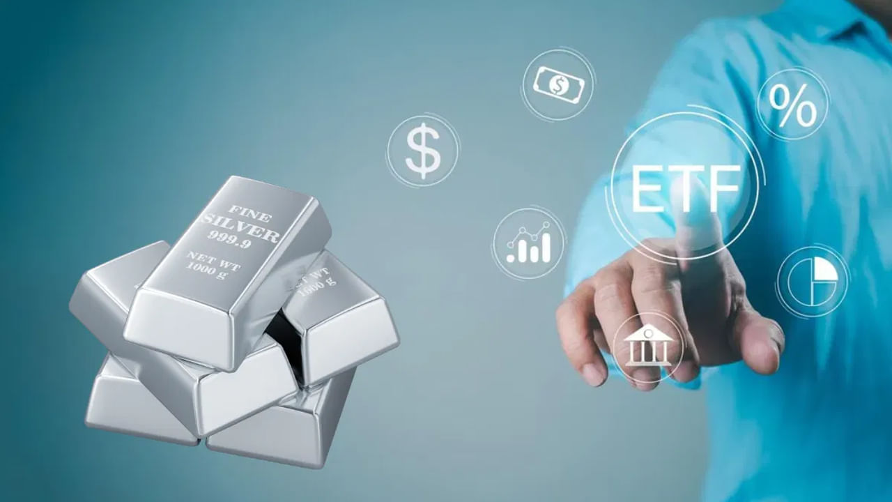 గత కొన్ని నెలలుగా వెండి ధరలు, సంబంధిత ఎక్స్ఛేంజ్-ట్రేడెడ్ ఫండ్స్ (సిల్వర్ ఇటిఎఫ్‌లు) వేగంగా పెరగడం పెట్టుబడిదారులకు మంచి లాభాలు తెచ్చిపెట్టాయి. ఒక సంవత్సరం లోపు కొన్ని వెండి ఇటిఎఫ్‌లు 65 నుండి 70 శాతం బంపర్ రాబడిని అందించాయి. దీంతో చాలా మంది వాటిని కొనుగోలు చేస్తూనే ఉన్నారు. కానీ అక్టోబర్ 20న దీపావళి నాడు ఇన్వెస్టర్లకు గట్టి షాక్‌ తగిలింది. అకస్మాత్తుగా వెండి మెరుపు మసకబారింది, వెండి ఇటిఎఫ్‌లు ఒకే రోజులో 7 శాతం వరకు భారీ క్షీణతను నమోదు చేశాయి. మరి ఇలాంటి సమయంలో వెండి ఈటీఎఫ్‌లపై పెట్టుబడి పెట్టాలా వద్దా అనే ప్రశ్న ఎదురువుతోంది. దానికి సమాధానం ఇప్పుడు తెలుసుకుందాం..