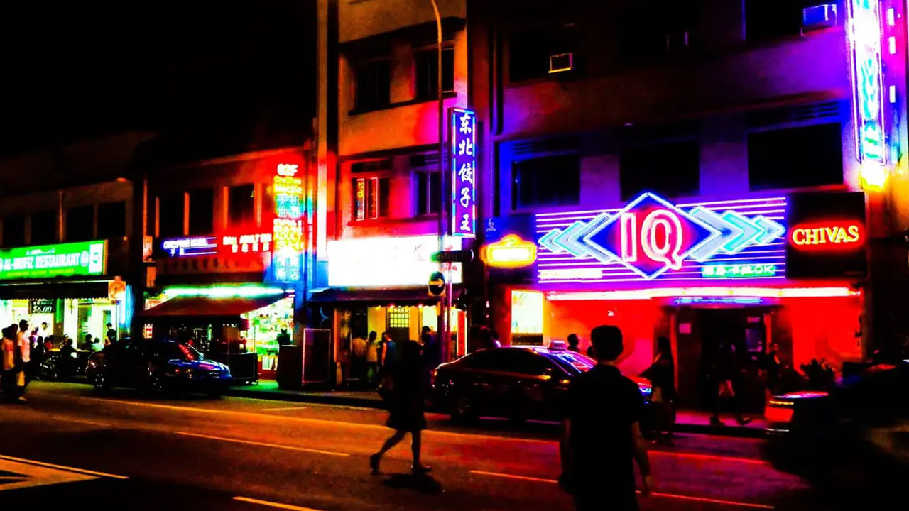 అరేయ్ ఏంట్రా ఇలా ఉన్నారు.. హోటల్లో దొరికిపోయి ఊచలు లెక్కిస్తున్నారు..!