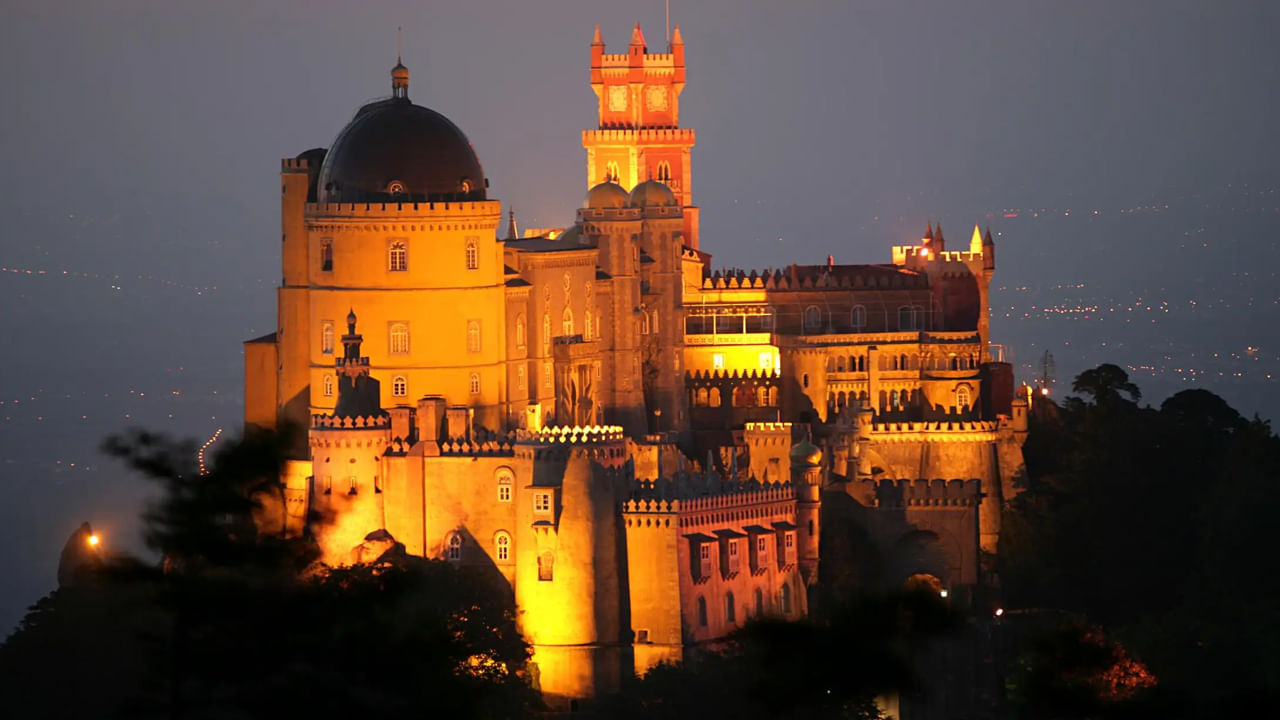 సింట్రా, పోర్చుగల్: పెనా ప్యాలెస్, క్వింటా డా రెగలీరా వంటి అద్భుత కథల రాజభవనాలతో, ఈ కొండప్రాంత పట్టణం, ముఖ్యంగా వేసవి రాత్రులలో చంద్రకాంతిలో లేదా సున్నితమైన పొగమంచు కింద మంత్రముగ్ధమైన రాజ్యంలా కనిపిస్తుంది.