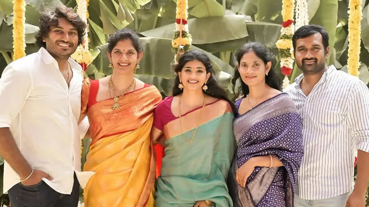 తాజాగా సిరీ లేళ్ల ఇంట్లో ప్రీ వెడ్డింగ్ వేడుకలు మొదలయ్యాయి. ఈ సందర్భంగా పసుపు దంచి పెళ్లి పనులు మొదలెట్టిందీ హీరోయిన్. అనంతరం ఇందుకు సంబంధించిన ఫొటోలను సోషల్ మీడియాలో షేర్ చేసింది.