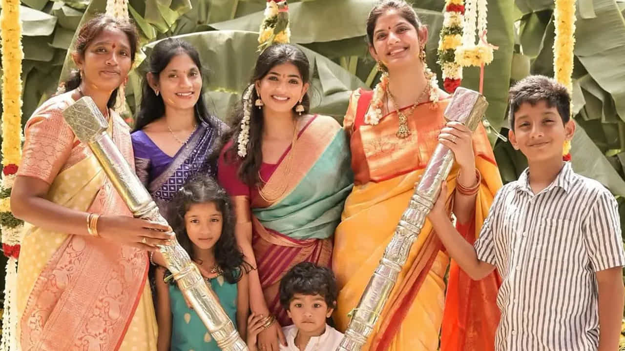 'ప్రతినిధి2’ సినిమాలో హీరో నారా రోహిత్ సరసన సిరి లేళ్ల హీరోయిన్ గా నటించిన విషయం తెలిసిందే. ఈ సినిమా షూటింగులోనే వీరి మధ్య స్నేహం ఏర్పడింది. క్రమంగా అది ప్రేమగా మారింది.