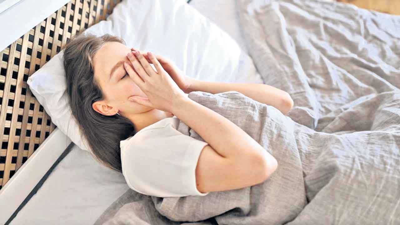 ప్రస్తుతం చాలా మంది మహిళలు ఆలస్యంగా నిద్రపోతున్నారు. పని ఒత్తిడి కుటుంబ బాధ్యతల వలన నిద్ర పోవడం ఆలస్యం అవుతుంది. మహిళలు చాలా లేటుగా నిద్ర పోవడం వలన అనేక సమస్యలు వస్తాయంట. కాగా, దాని గురించే ఇప్పుడు తెలుసుకుందాం.