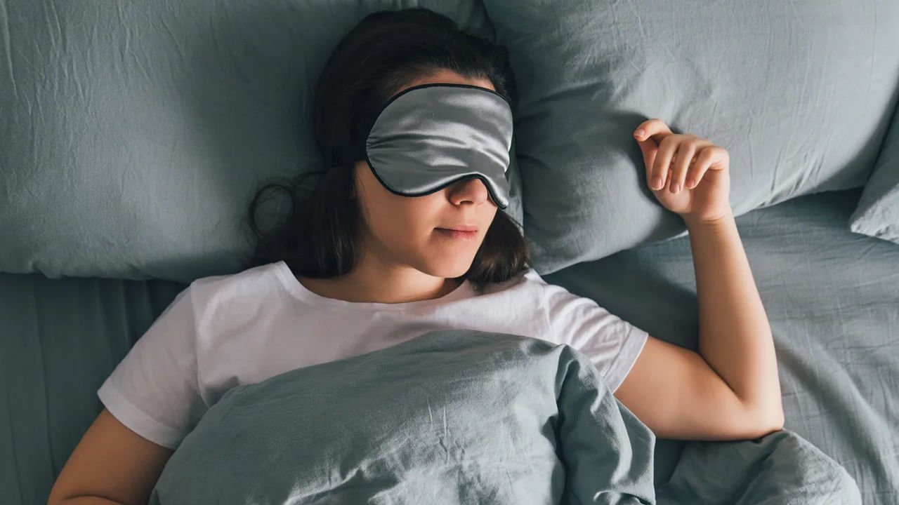 హిందువలో చాలా మంది వాస్తును నమ్ముతారు. ఇది మన పురాతన కాలం నుంచి వస్తున్న ఆచారం. అందుకే ప్రతీది వాస్తు ప్రకారం ఉండాలని చాలా మంది అనుకుంటారు. వాస్తు శాస్త్రం అనేక ఆలోచనలను కలిగి ఉంది. ముఖ్యంగా మన ఇంట్లో బెడ్ రూమ్, నిద్ర దిశ వాస్తు ప్రకారమే ఉండాలని, అది మనకు అదృష్టాన్ని తెస్తుందని నమ్ముతారు.  