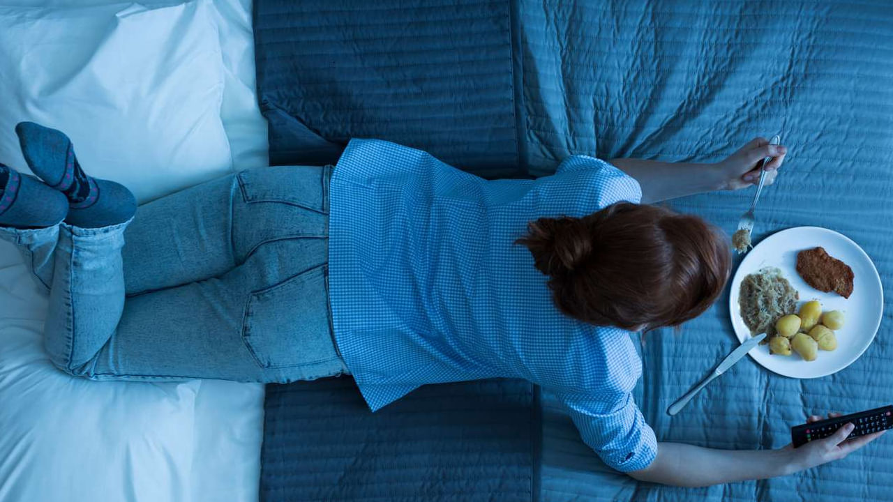  రాత్రి సమయంలో తక్కువ ఆహారం తీసుకోవాలని చెబుతుంటారు ఆరోగ్య నిపుణులు. అంతే కాకుండా కొన్ని రకాల ఆహారపదార్థాలకు చాలా దూరం ఉండాలంటారు.  మరీ ముఖ్యంగా రాత్రి పడుకునే సమయంలో ఈ ఫుడ్ అస్సలే తినకూడదంట. కాగా నైట్ టైమ్ తినకూడని ఫుడ్ ఏదో ఇప్పుడు చూద్దాం.