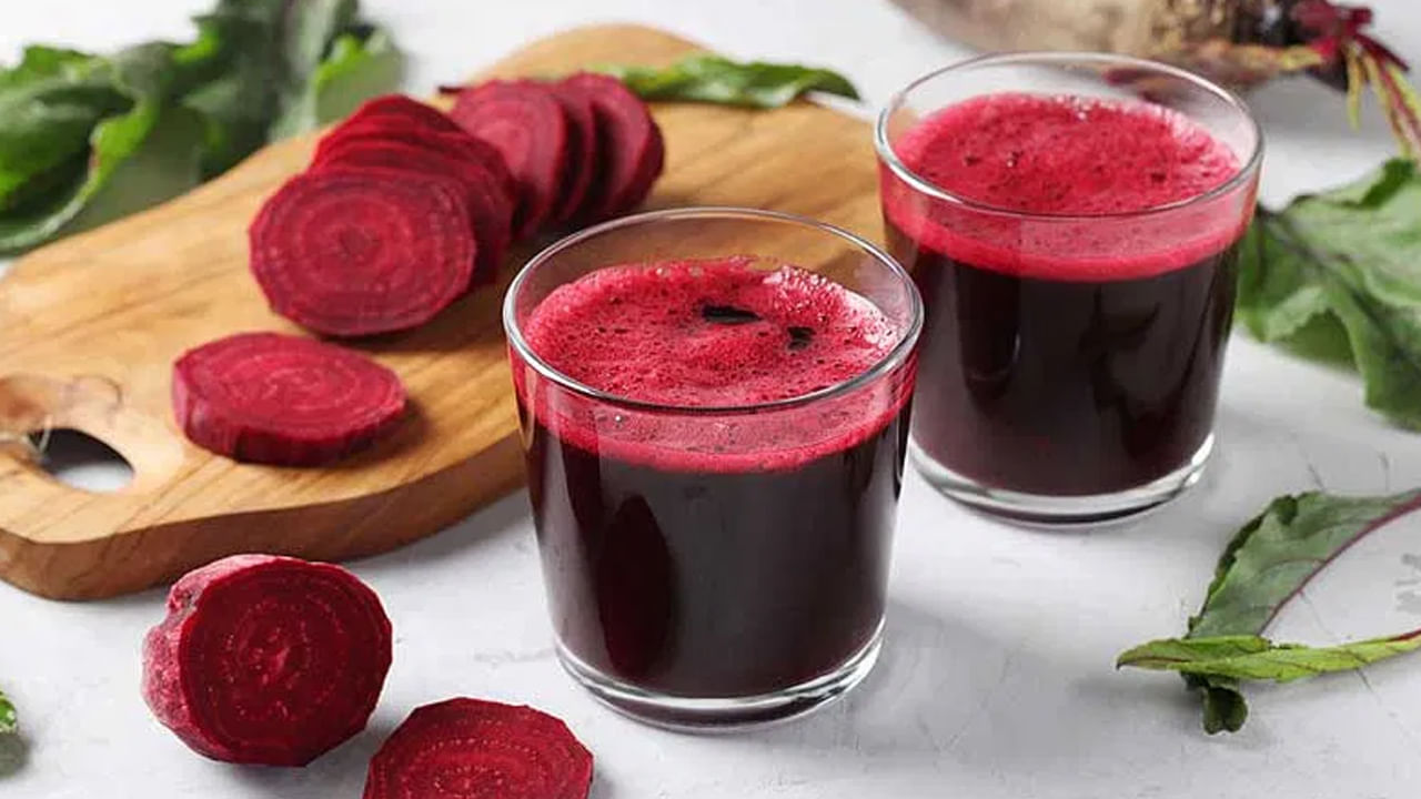 కొంత మంది ఆరోగ్యానికి చాలా మంచిదని రాత్రి సమయంలో క్యారెట్ బీట్ రూట్ జ్యూస్ తాగుతుంటారు. కానీ ఇది అస్సలే మంచిది కాదని చెబుతున్నారు ఆరోగ్య నిపుణులు. పడుకునే ముందు ఈ జ్యూస్ తాగడం వలన రక్తంలో చక్కెర స్థాయిలు పెరిగే ఛాన్స్ ఎక్కువ ఉన్నదంట. అందుకే వీలైనంత వరకు నైట్ టైమ్ ఈ జ్యూస్ తాగకూడదు.