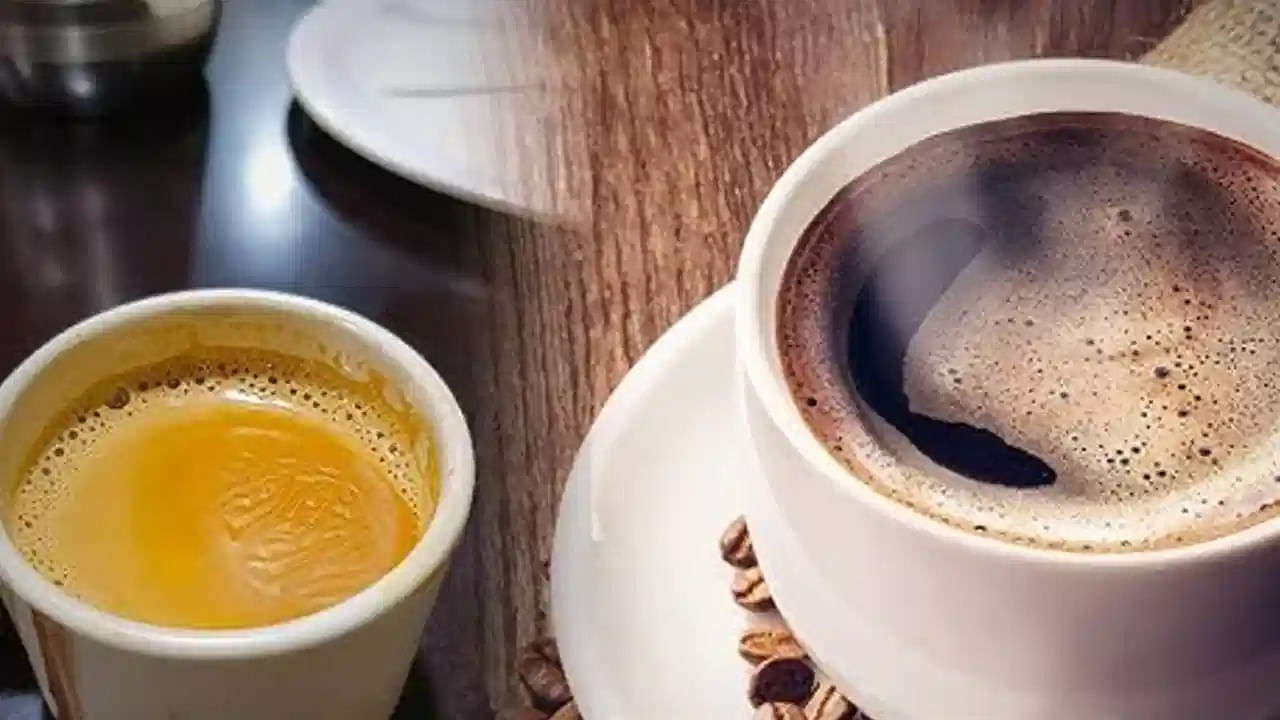 కొందరికి  పడుకునే ముందు టీ లేదా కాఫీ తాగే అలవాటు ఉంటుంది. కానీ ఆరోగ్యానికి హానికరం అంటున్నారు ఆరోగ్య నిపుణులు. రాత్రి సమయంలో టీ లేదా కాఫీ తాగడం వలన ఇందులో కెఫిన్ ఎక్కవగా ఉంటుంది, దాని వలన నిద్రలేమి, బరువు పెరగడం వంటి సమస్యలు అధికం అవుతాయంట. 