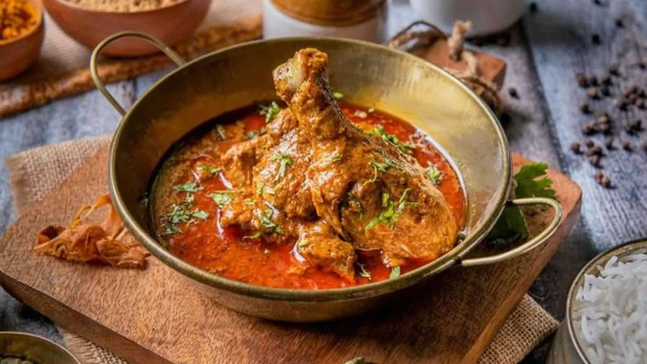 అలాగే రాత్రి సమయంలో చాలా ఆలస్యంగా మాంసాహారం తినకూడదంట. ఎందుకంటే మాంసాహారం త్వరగా జీర్ణం కాదు. అందువలన లేట్ నైట్ మీరు మటన్ లేదా చికెన్ తినడం వలన ఇది కడుపునొప్పి వంటి సమస్యలను తీసుకొస్తుంది. అలాగే తీసుకున్న ఆహారం జీర్ణం కాకపోవడంతో అనేక ఇబ్బందులు తలెత్తుతాయి.