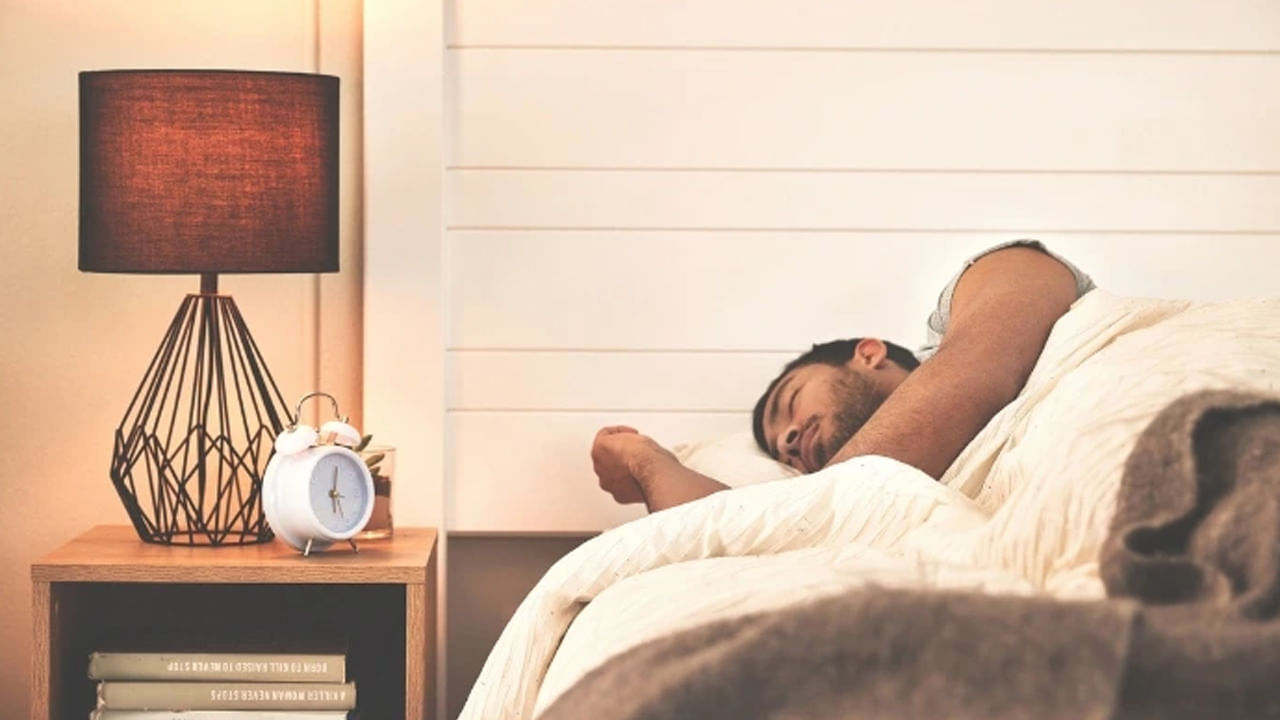 అయితే వాస్తు శాస్త్రం ప్రకారం కొన్ని వస్తువులు మనకు దురదృష్టాన్ని కూడా కలిగిస్తాయి. పడుకునేప్పుడు కొన్ని వస్తువులను మన బెడ్‌ లేదా దిండు పక్కన పెట్టకూడదని వాస్తు శాస్త్రం చెబుతోంది. వీటిని పెట్టుకోవడం వల్ల మనకు ఆర్థిక సమస్యలు వచ్చే ప్రమాదం ఉందని తెలుస్తోంది 