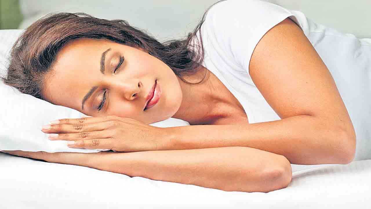 నిద్ర ఆరోగ్యానికి చాలా మంచిది. అందుకే ప్రతి ఒక్కరూ కంటి నిండా నిద్రపోవాలని చెబుతుంటారు. కానీ ఈ మధ్య చాలా మంది రాత్రి ఆలస్యంగా నిద్రపోతున్నారు. అయితే ఇలా లేట్ నైట్ నిద్రపోవడం వలన అనేక సమస్యలు దరిచేరే ప్రమాదం ఉన్నదంట. ముఖ్యంగా మహిళలు ఎక్కువ సేపు మేల్కోవడం చాలా ప్రమాదకరం అంటున్నారు ఆరోగ్య నిపుణులు. 