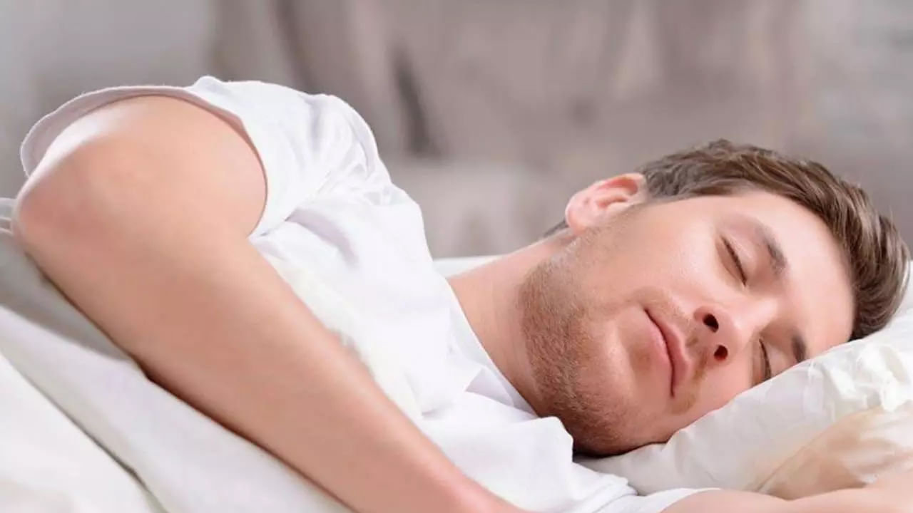 అదే విధంగా పడుకోవడానికి ఒక ఖచ్చితమైన సమయాన్ని ఎంచుకోవడం అన్నింటికంటే చాలా ముఖ్యమైనది. ఇది మీకు మంచి నిద్రను ఇస్తుంది. ( నోట్ : పై సమాచారం, ఇంటర్నెట్ ఆధారంగా మాత్రమే ఇవ్వడం జరిగినది. టీవీ9 తెలుగు దీనిని ధృవీకరించలేదు.)