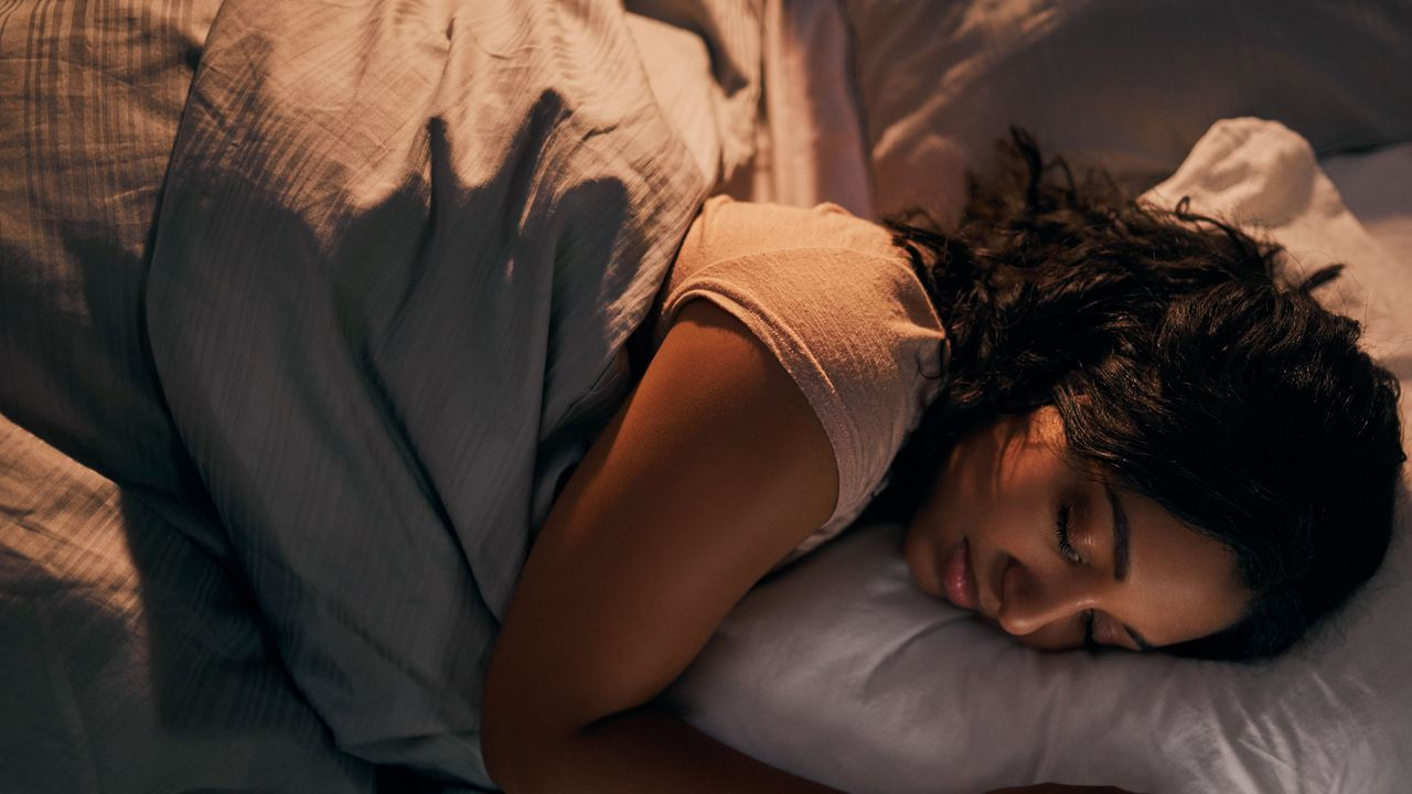  తూర్పు వైపు: తూర్పును కూడా శుభప్రదంగా పరిగణిస్తారు. తూర్పు వైపు తల పెట్టి నిద్రపోవడం వల్ల పశ్చిమం  వరుణుడి ఎదురుగా ఉంటాడు. ఈ స్థానం తాత్విక ఆలోచన, నమ్మకాలు, అభ్యాసాలను మెరుగుపరుస్తుందని నమ్ముతారు.